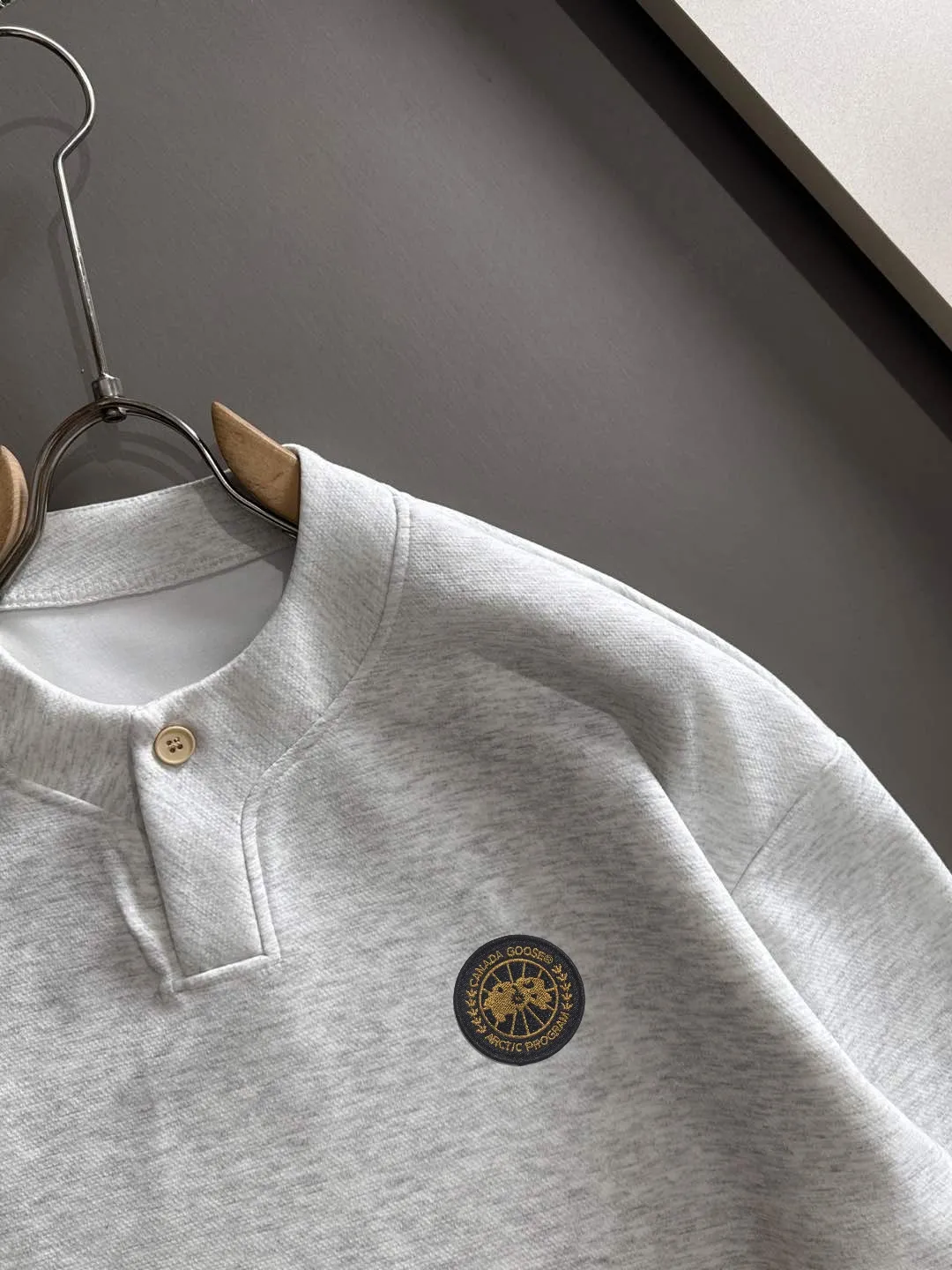 P360 Big Goose 2025 long-sleeved round neck sweatshirt for men and women, same style for many celebrities, top original version, feel free to compare 🆚The fabric is custom-dyed and lightly sprayed and distressed, the fabric, material, and details are consistent with the original, using special cotton and linen fabrics. The cost of the fabric is extremely expensive. It is twice as expensive as pure cotton material, no expense is spared just to do better. Three standards are complete. The comparison between non-market products and my fabrics is very different, only the top version! Size: M-5XL